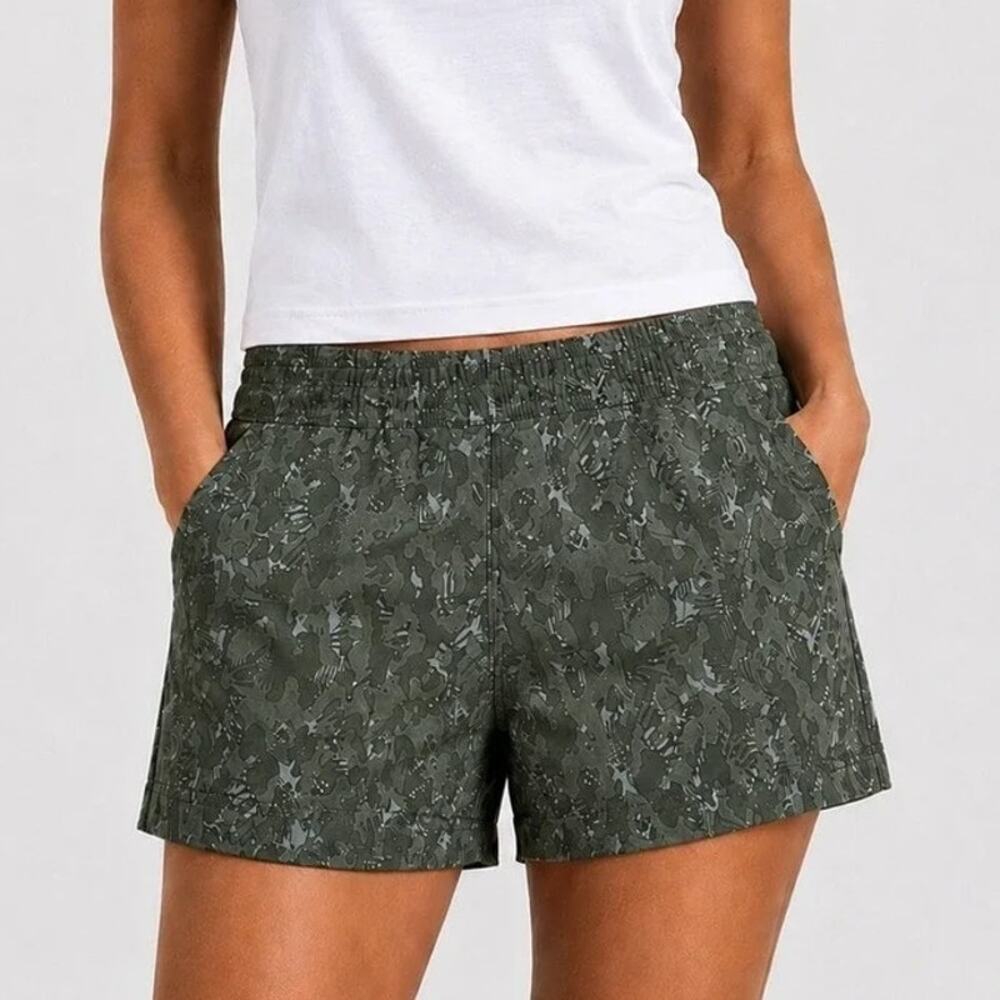 Prana Halle E-Waist Short II Women's 4 Evergreen Camo Relaxed Fit Elastic Waist